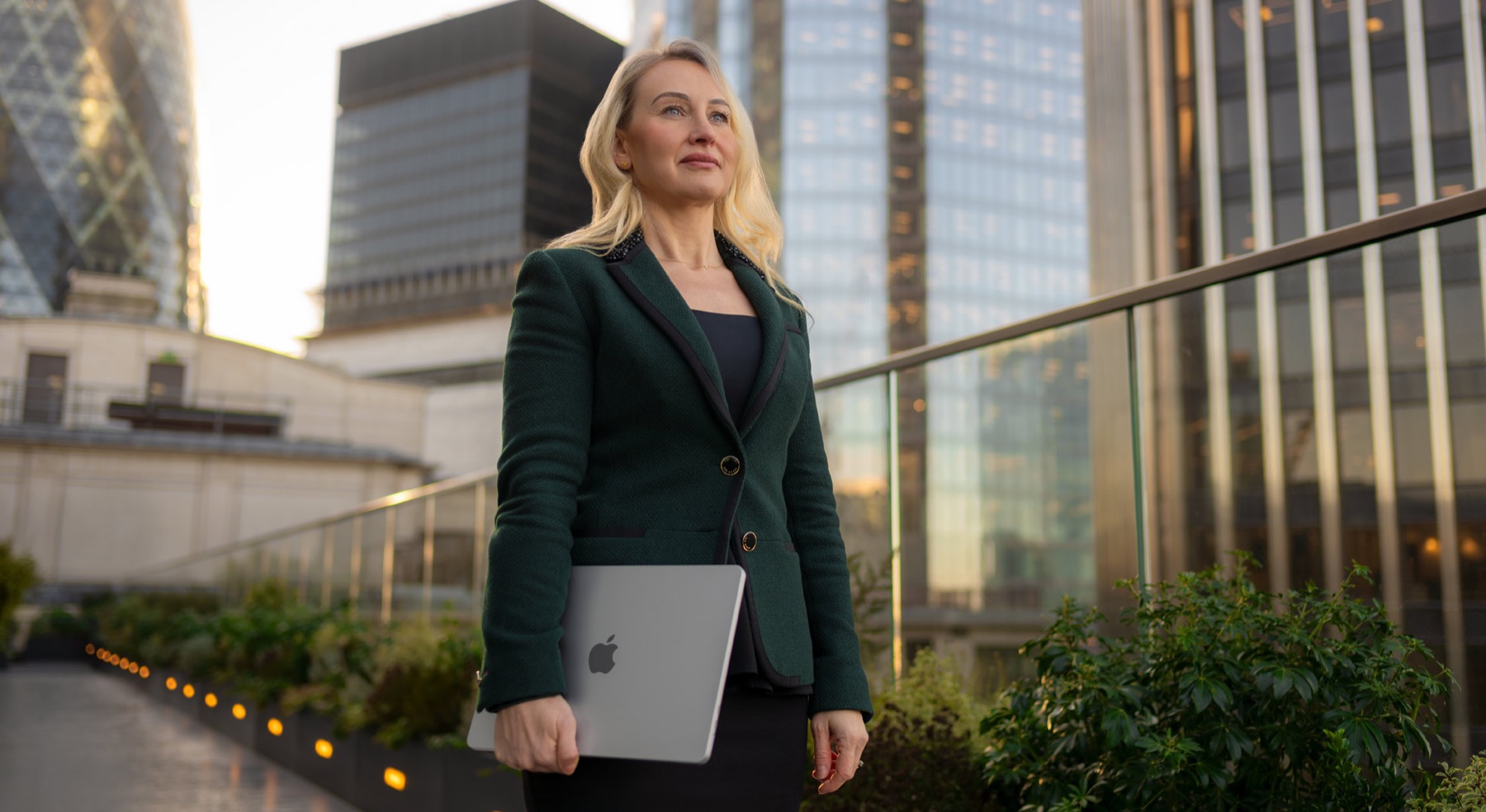 Pracowniczka Lloyds z MacBookiem na tarasie biura